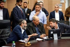 যুদ্ধবিরতির বিরুদ্ধে তেলআবিবে কয়েক ডজন ইসরায়েলির বিক্ষোভ