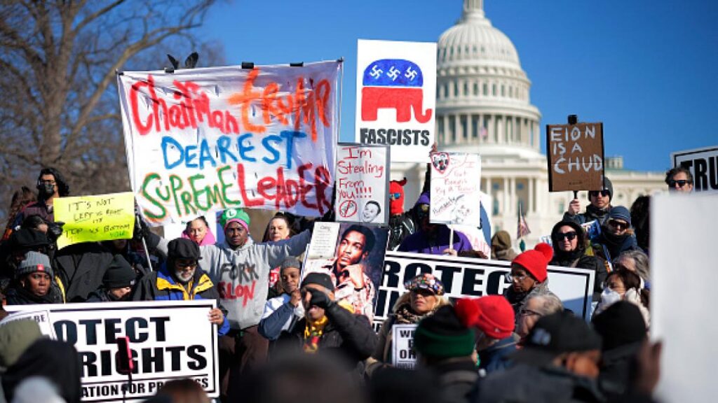 যুক্তরাষ্ট্রে প্রেসিডেন্ট দিবসে ট্রাম্প ও ইলন মাস্কের বিরুদ্ধে বিক্ষোভ