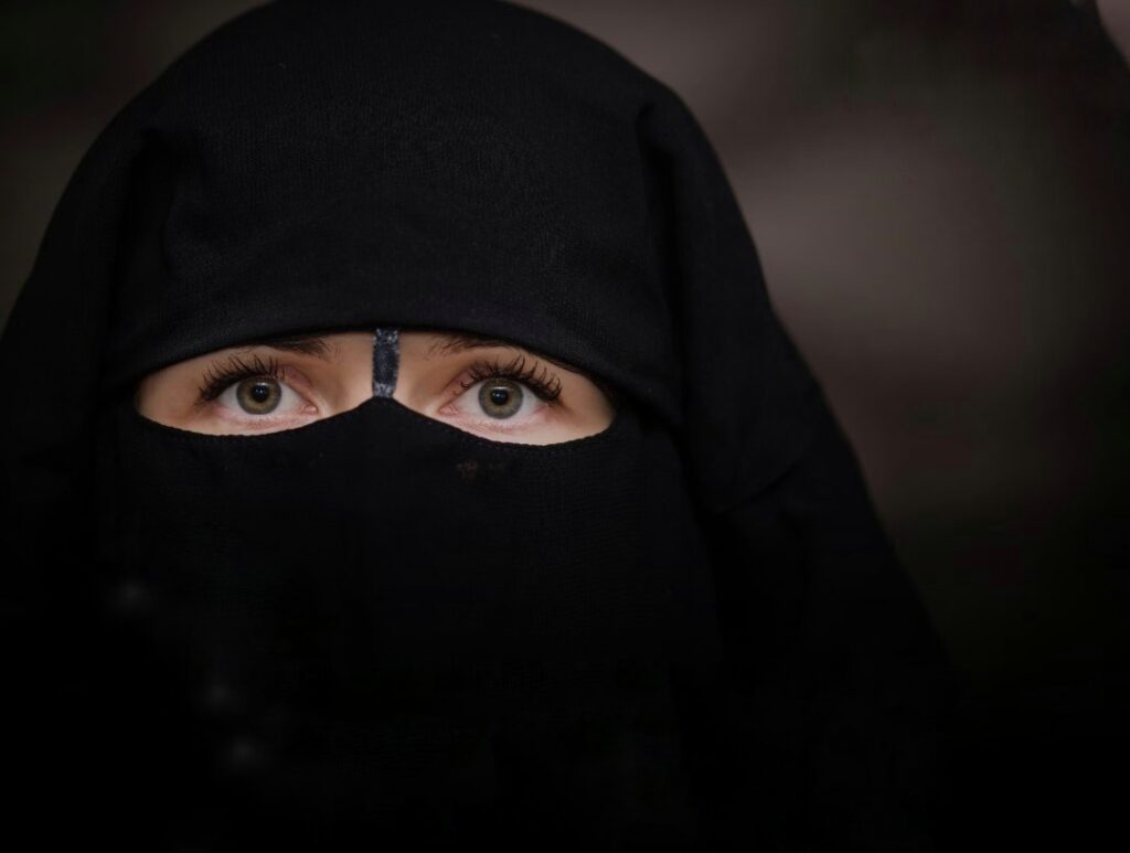 নিক্বাব পরায় অন্তঃসত্ত্বা নারী শিক্ষিকাকে হেনস্তা, অভিযুক্ত জেলা প্রাথমিক শিক্ষা কর্মকর্তা