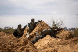 গাজা যুদ্ধ বন্ধের দাবিতে ২ হাজার শিক্ষাবিদ ও শতাধিক সেনাসদস্যের প্রতিবাদ