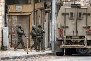 পশ্চিম তীরজুড়ে ইসরায়েলি বাহিনীর অভিযান, আল-বিরায় নিরাপত্তা বাহিনীর সঙ্গে ফিলিস্তিনিদের সংঘর্ষ