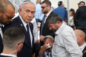 ভেতর থেকে যেভাবে ভাঙছে ইসরায়েল