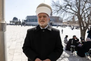 আল আকসার খতিবকে মসজিদের ভেতর থেকে গ্রেপ্তার করল দখলদার ইসরায়েল